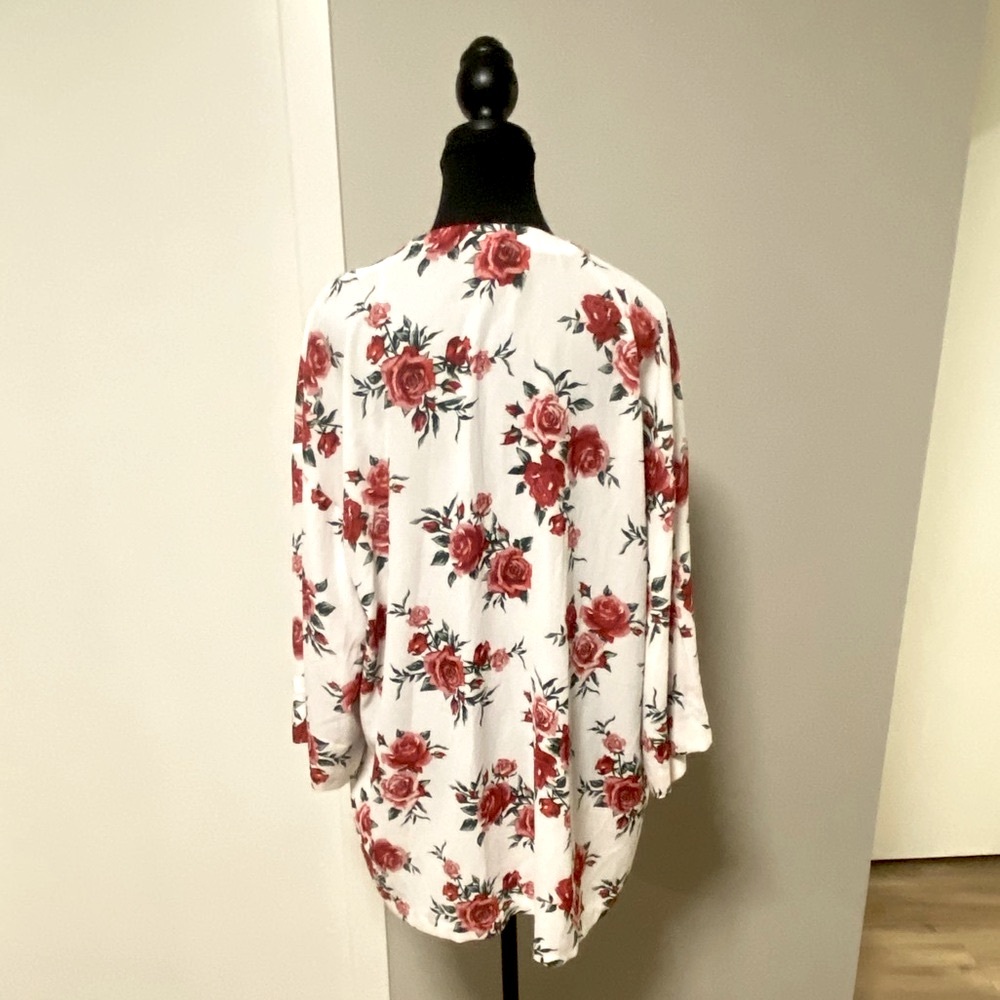 H&M Kimono With Red Roses 🌹 - Picture 2 of 3